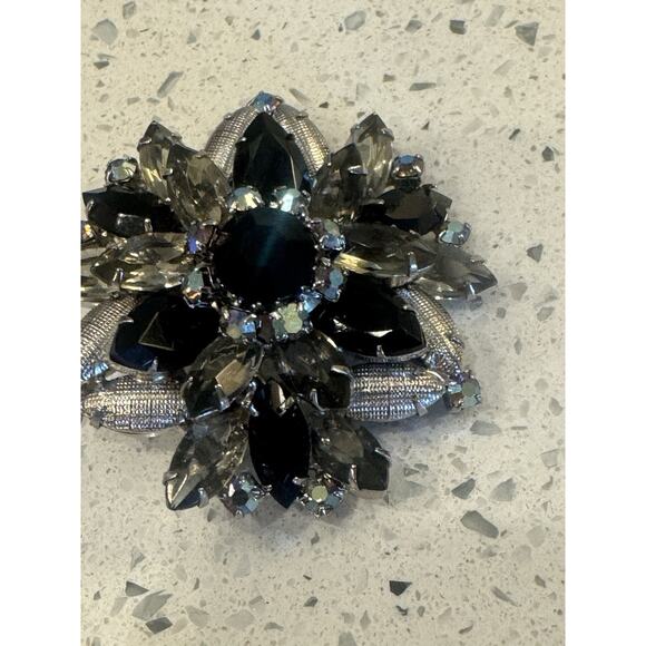 Vintage Brooch Black & Aurora Borealis Rhinestones Flower Design Unsigned 1950s - Picture 7 of 10